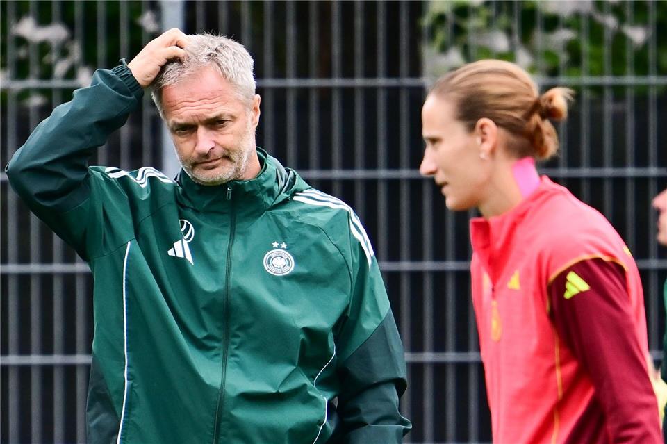 Bangen um Berger: Wück-Team mit zwei Bayern-Rückkehrerinnen Bundestrainer Christian Wück muss auf Stammkeeperin Ann-Katrin Berger verzichten. (Archivbild)Sebastian Gollnow/dpa