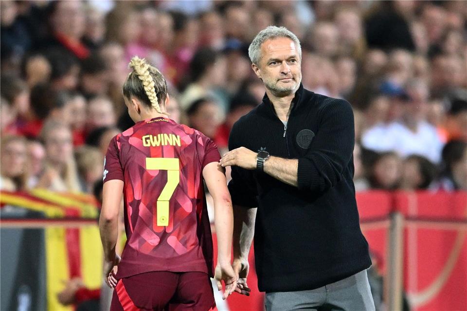 Bundestrainer Christian Wück (r/mit Kapitänin Giulia Gwinn) verlängerte seinen Vertrag langfristig. (Archivbild)Carmen Jaspersen/dpa