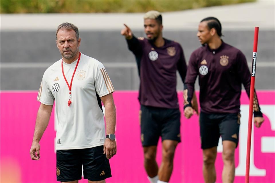 DFB-Auswahl zum Saisonabschluss gegen Kolumbien Bundestrainer Hansi Flick (l) trifft mit dem DFB-Team heute auf Kolumbien.