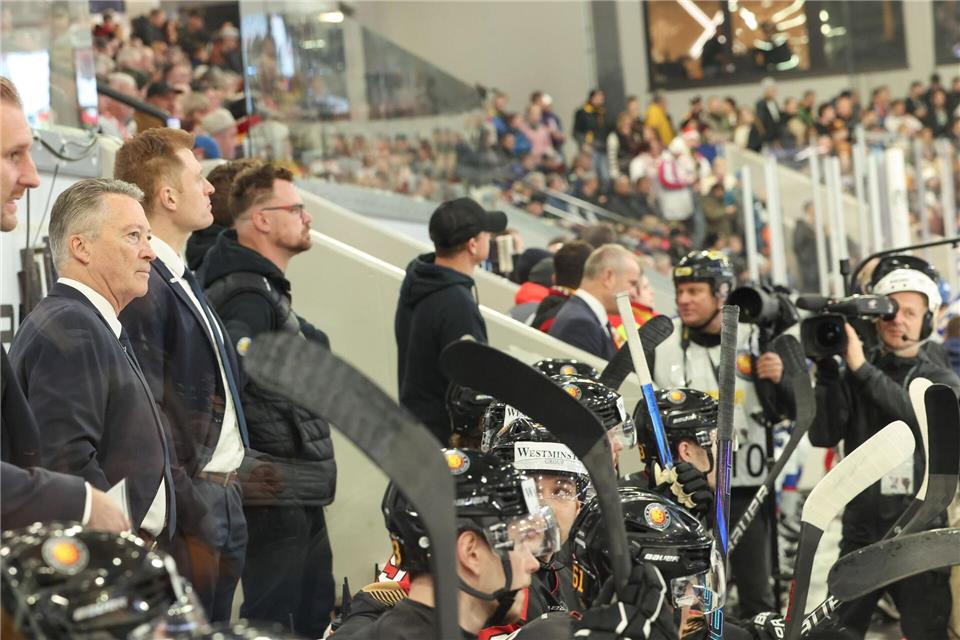 Bundestrainer Kreis mag Kameras in der Eishockey-Kabine Bundestrainer Harold Kreis begrüßt Kameras in der Eishockey-Kabine.Daniel Löb/dpa