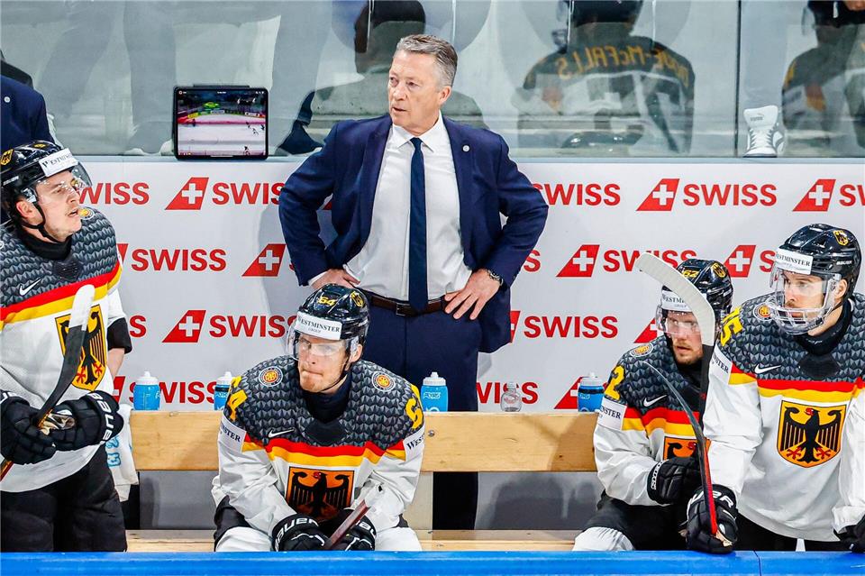 Bundestrainer Harold Kreis und seine Mannschaft enttäuschen bislang bei der WM in der Schweiz.Michael Buholzer/KEYSTONE/dpa