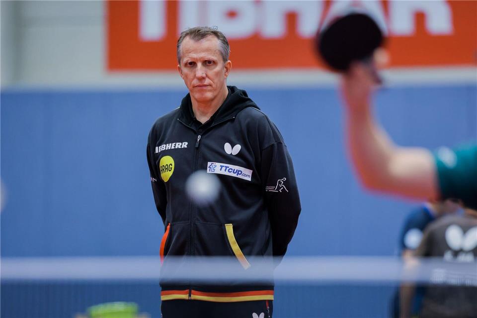 Weltklasse mit 31: Der späte Aufstieg des Benedikt Duda Bundestrainer Jörg Roßkopf beim Training der Tischtennis-Nationalmannschaft. (Archivbild)Rolf Vennenbernd/dpa
