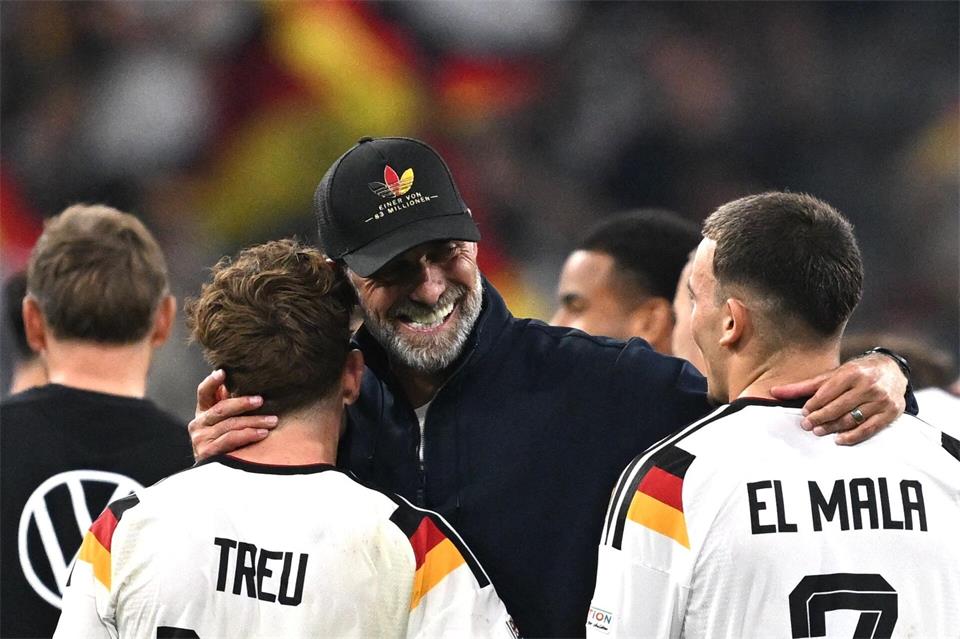 Bundestrainer Jürgen Klopp herzt Philipp Treu und Said El Mala. (Archivbild)Sven Hoppe/dpa