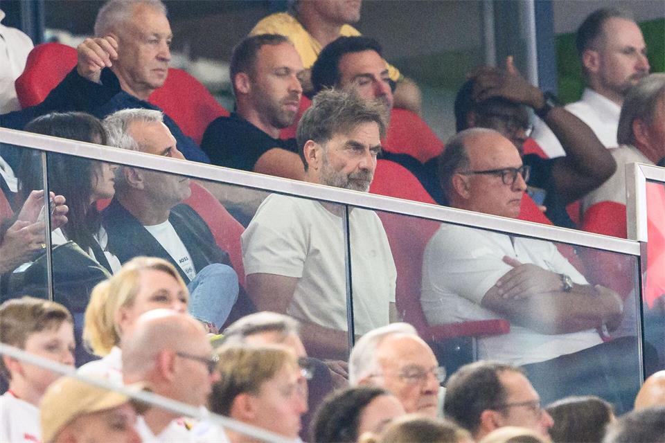 Bundestrainer Jürgen Klopp schaute sich wie schon am ersten Spieltag das Spiel des VfB im Stadion an.Tom Weller/dpa