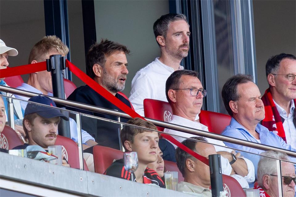 Bundestrainer Jürgen Klopp verfolgte den Frankfurter Sieg im Rhein-Main-Derby bei Mainz 05 auf der Tribüne mit.Torsten Silz/dpa