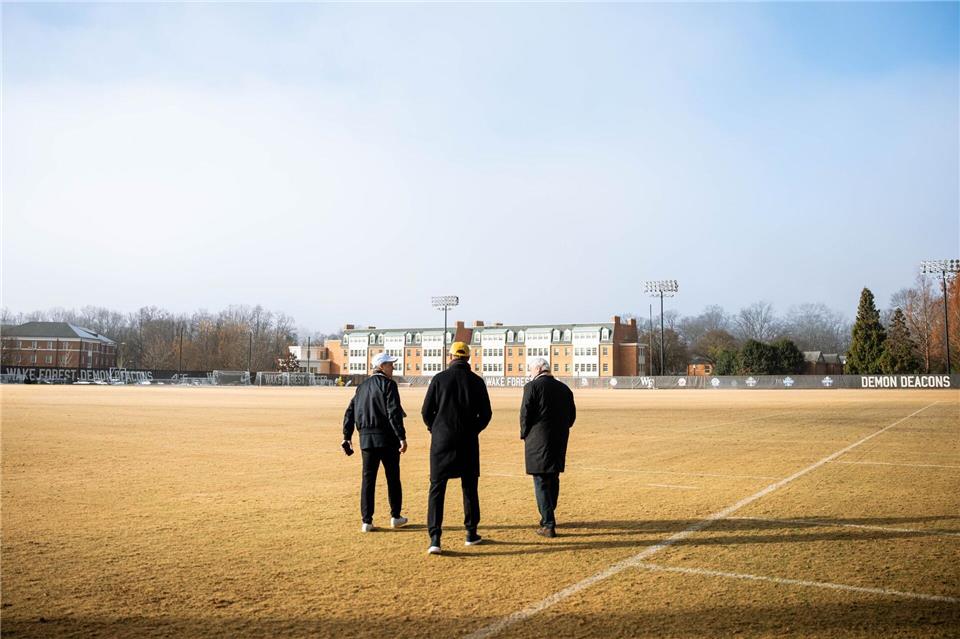 Bundestrainer Julian Nagelsmann (M) und DFB-Sportdirektor Rudi Völler (r) gehen über den Trainingsplatz auf dem Gelände der Privat-Universität Wake Forest.-/Wake Forest Athletics/DFB/dpa