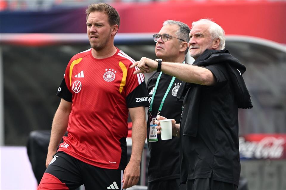 Bundestrainer Julian Nagelsmann, Sport-Geschäftsführer Andreas Rettig und Sportdirektor Rudi Völler besprechen sich. (Archivbild)Federico Gambarini/dpa
