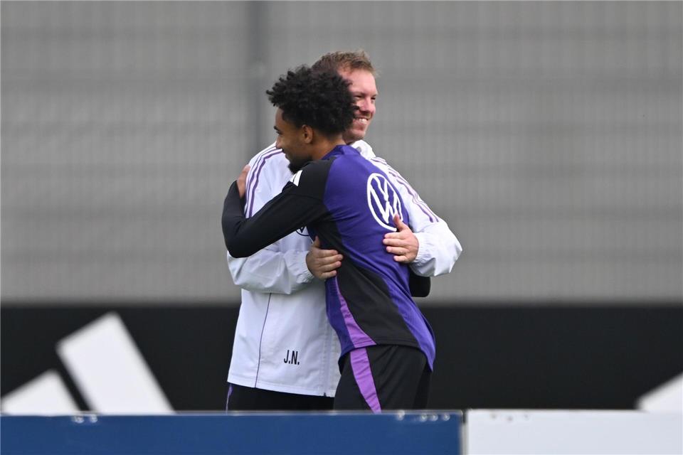 Nagelsmann und seine Null-Tore-Stürmer um „Big Nick“ Bundestrainer Julian Nagelsmann begrüßt den nachnominierten Stürmer Kevin Schade auf dem Trainingsplatz. Federico Gambarini/dpa