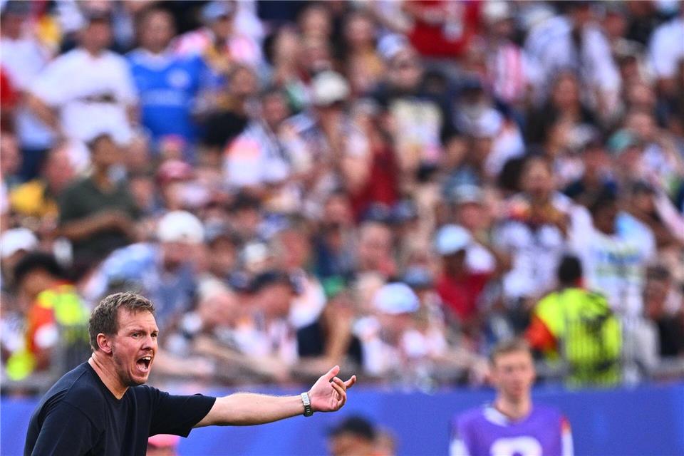 Bundestrainer Julian Nagelsmann gibt taktische Anweisungen. Tom Weller/dpa