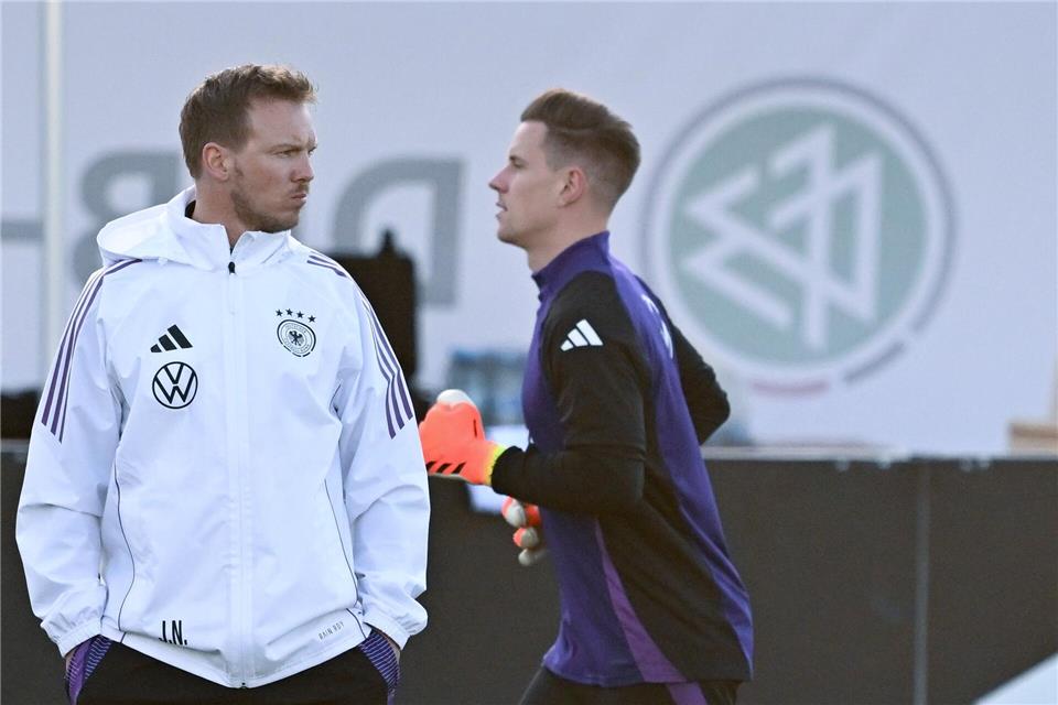 Bundestrainer Julian Nagelsmann hat mit Marc-André ter Stegen (r.) telefoniert. (Archivbild) Arne Dedert/dpa