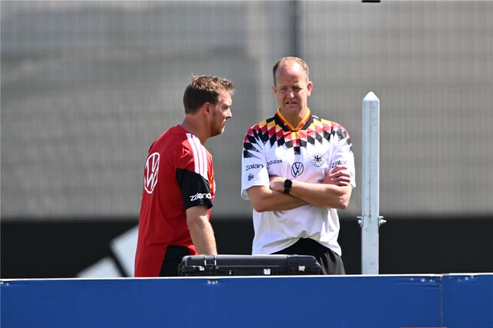 Bundestrainer Julian Nagelsmann (l) mit Teamarzt Jochen Hahne.Federico Gambarini/dpa