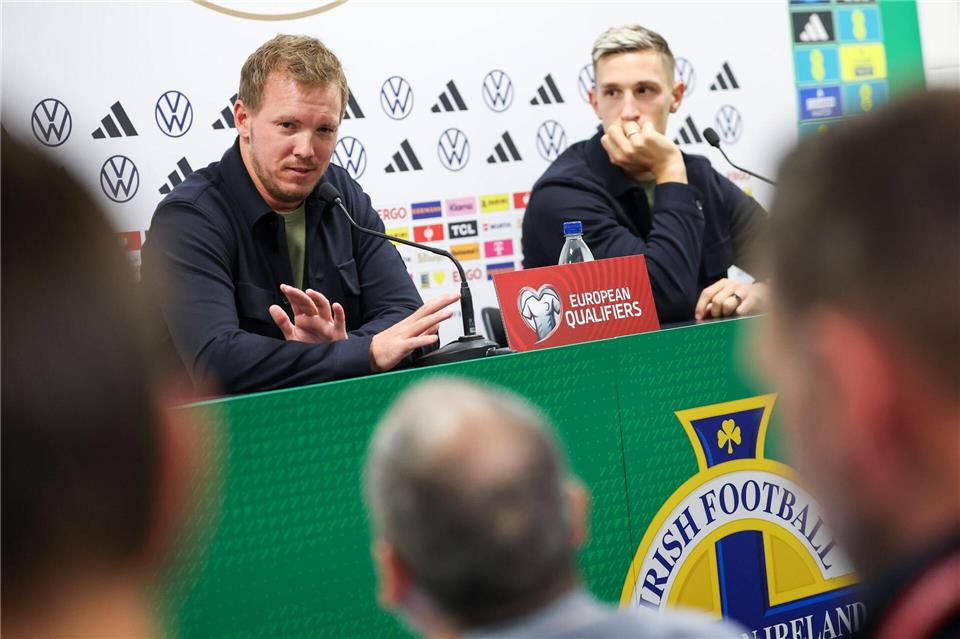 Beim Thema FC Bayern wird BVB-Profi Schlotterbeck wortkarg Bundestrainer Julian Nagelsmann (l) und Verteidiger Nico Schlotterbeck bei der Pressekonferenz vor dem Nordirland-Spiel.Christian Charisius/dpa