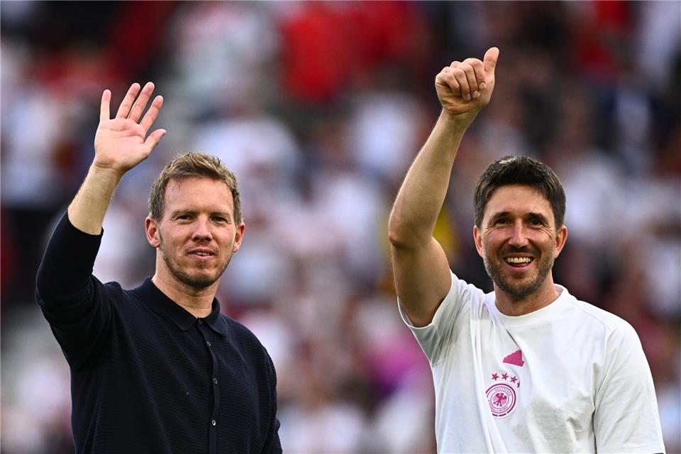 Bundestrainer Julian Nagelsmann (l.) und sein Co-Trainer Benjamin Glück winken ihren Familien zu.