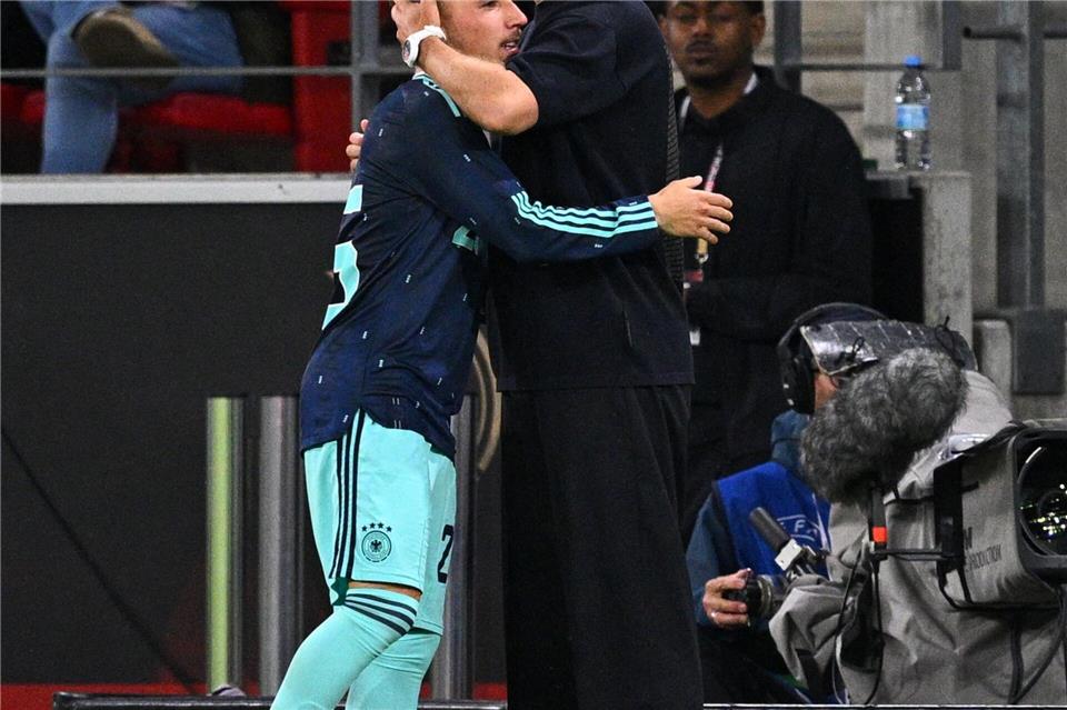 Bundestrainer Julian Nagelsmann schließt Team-Youngster Lennart Karl in die Arme. (Archivbild) Tom Weller/dpa
