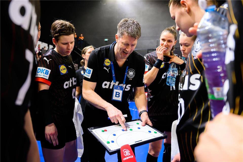 Bundestrainer Markus Gaugisch hofft auf den Lerneffekt bei den deutschen Handballerinnen auf dem Weg zur Heim-WM.Marco Wolf/dpa