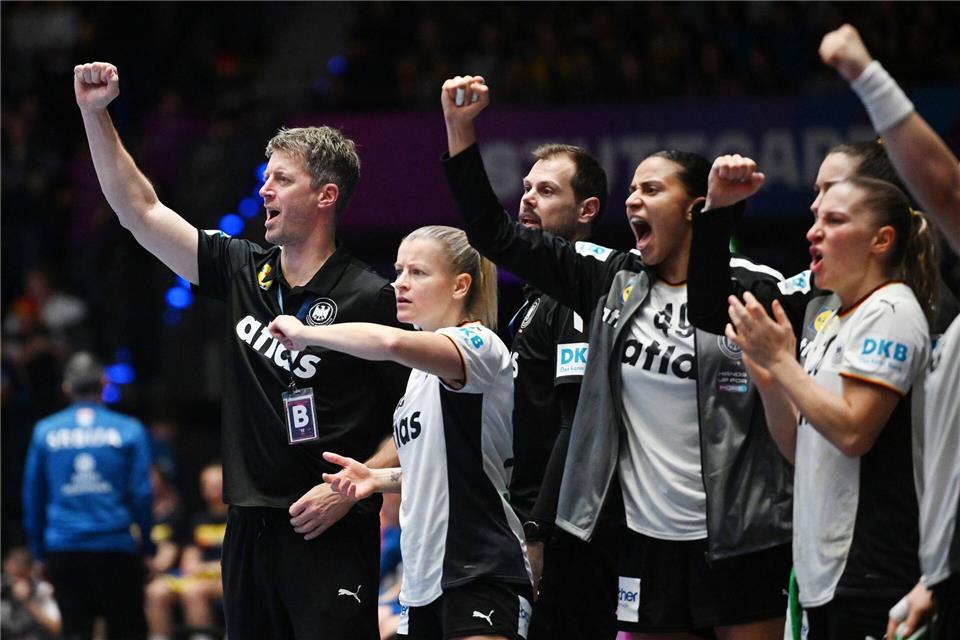 Bundestrainer Markus Gaugisch (l) lobt die Emotionalität seiner WM-Debütantin Aimée von Pereira.Marijan Murat/dpa
