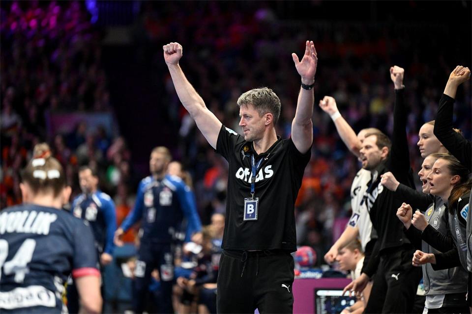 Bundestrainer Markus Gaugisch möchte mit den deutschen Handballerinnen auch bei der EM eine Medaille bejubeln. (Archivbild) Federico Gambarini/dpa