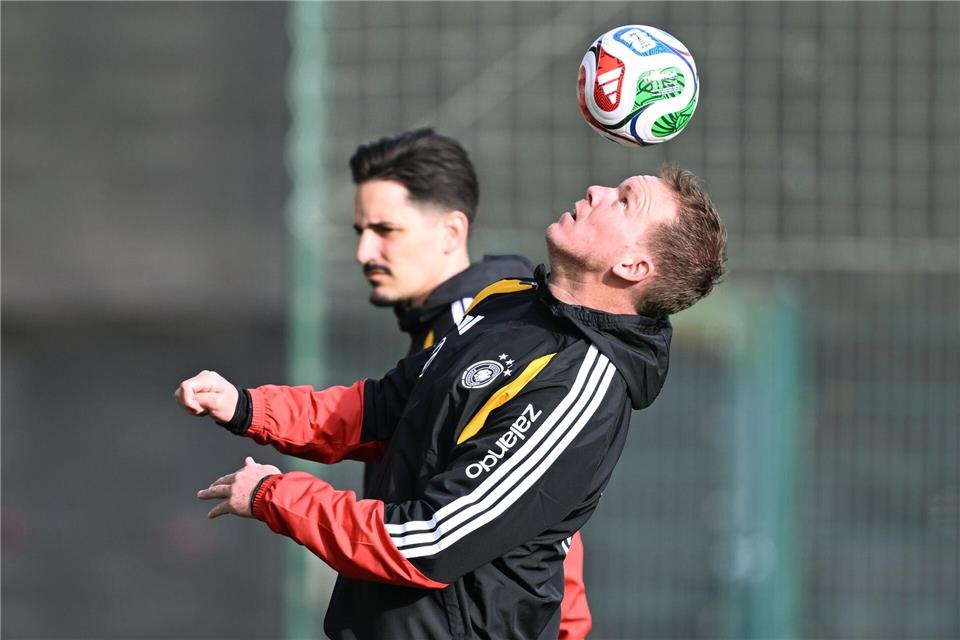 Bundestrainer Nagelsmann jongliert vor dem Training mit einem Ball. David Inderlied/dpa