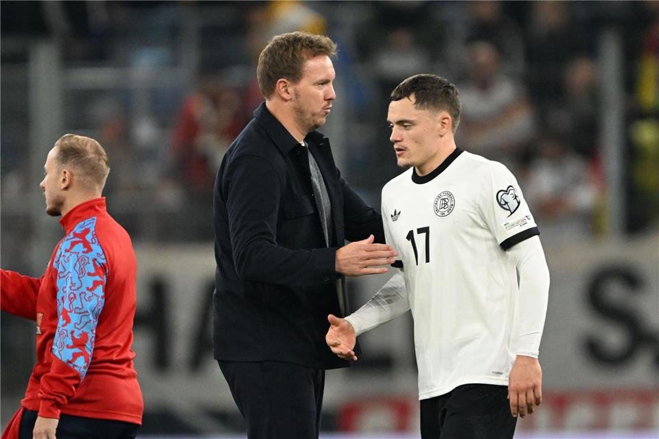 Bundestrainer Nagelsmann (l.) bedankt sich bei Wirtz für seinen Einsatz. Federico Gambarini/dpa