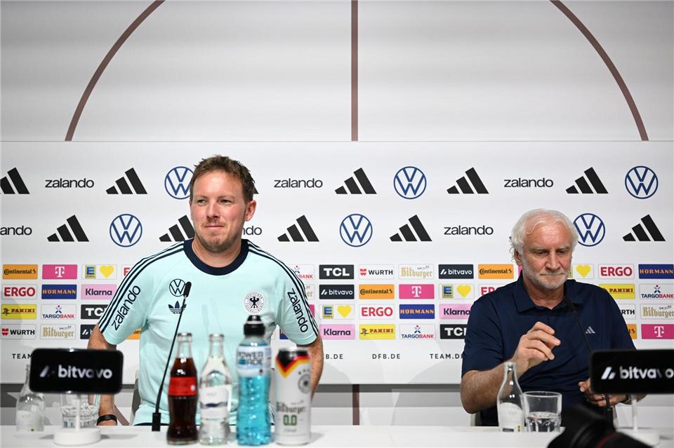 Bundestrainer Nagelsmann (l.) und Rudi Völler (r.) sitzen bei der DFB-Pressekonferenz auf dem Podium. Federico Gambarini/dpa