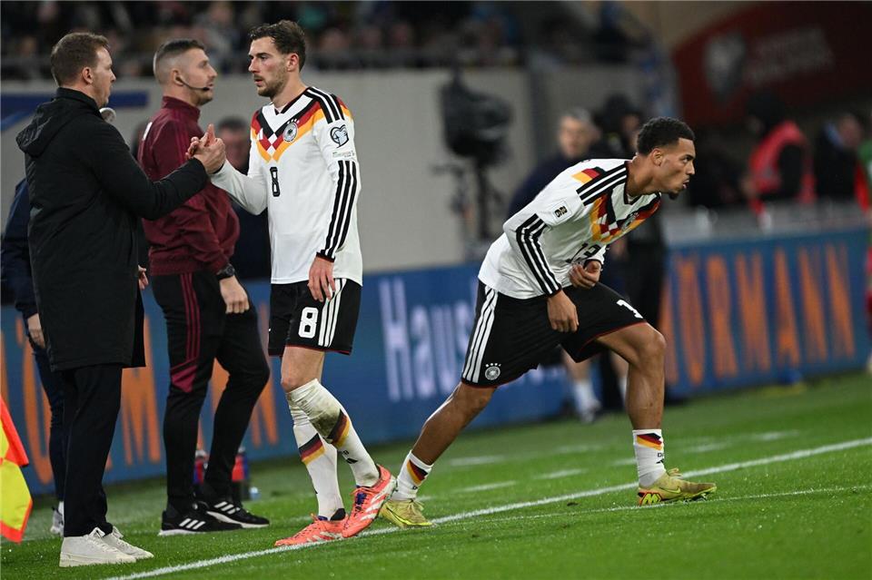 Bundestrainer Nagelsmann (l) wechselte Leon Goretzka (8) zur Sicherheit aus.Federico Gambarini/dpa