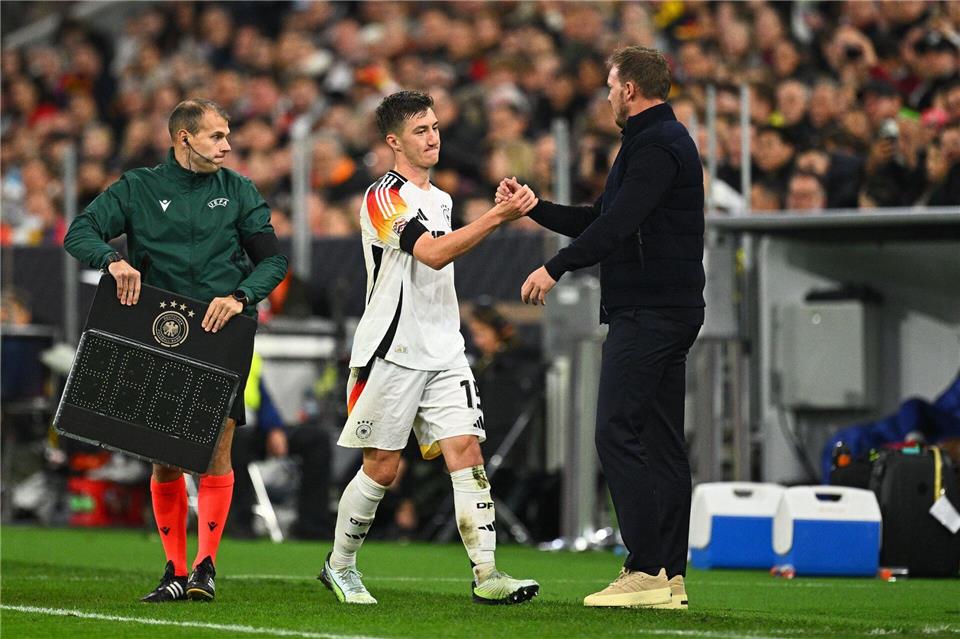 Bundestrainer Nagelsmann (r) verzichtete zuletzt auf Mittelfeldspieler Stiller. Für die WM hat der VfB-Profi dennoch gute Chancen.Tom Weller/dpa