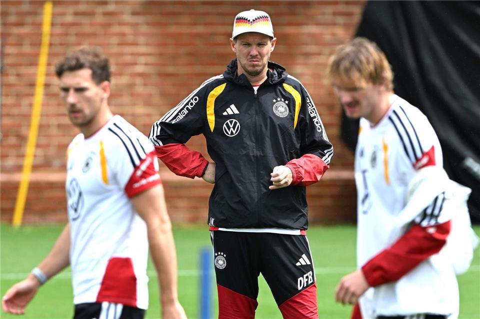 Bundestrainer Nagelsmann schaut im Training bei Woltemade (r.) und Goretzka (l.) ganz genau hin. Federico Gambarini/dpa