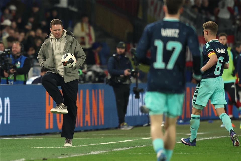 Bundestrainer Nagelsmann schießt einen Ball zurück aufs Spielfeld. Christian Charisius/dpa