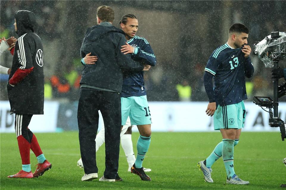 Bundestrainer Nagelsmann umarmt Leroy Sané, Deniz Undav (r.) geht vom Platz. Christian Charisius/dpa