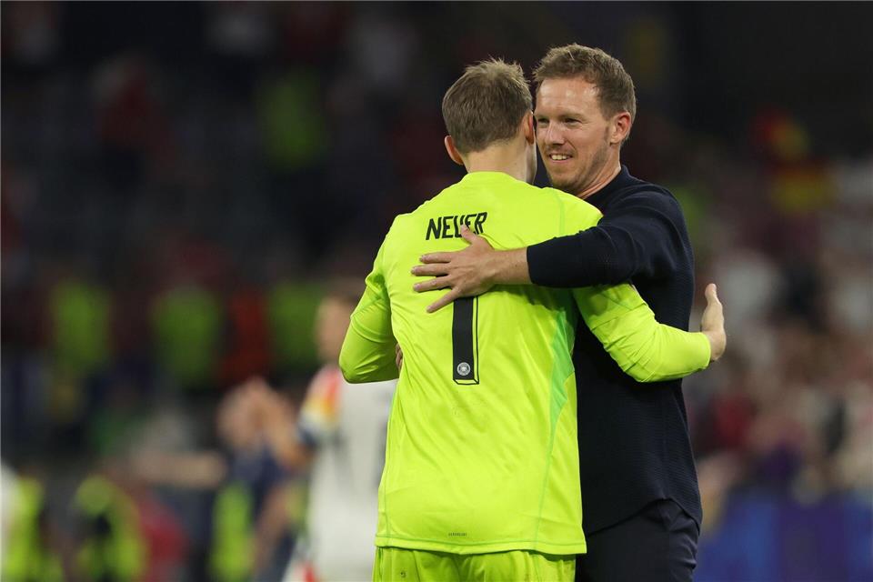 Bundestrainer Nagelsmann umarmt Torwart Neuer. (Archivbild)Christian Charisius/dpa