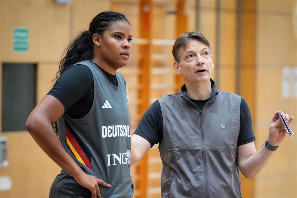 Bundestrainer Olaf Lange kann bei der Basketball-WM in Berlin mit Nyara Sabally planen.Soeren Stache/dpa