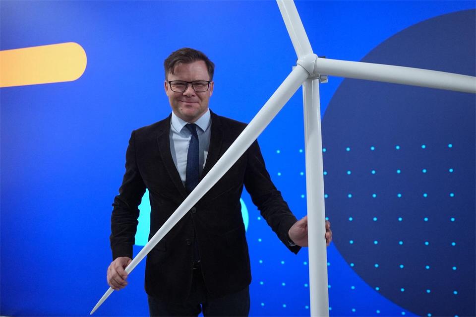 Bundesumweltminister Carsten Schneider (SPD) lobte die Inbetriebnahme des Windparks He Dreiht. Marcus Brandt/dpa