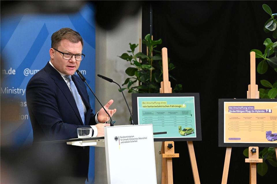 Bundesumweltminister Carsten Schneider (SPD) stellt Details zu der neuen Elektroauto-Kaufprämie vor.Elisa Schu/dpa