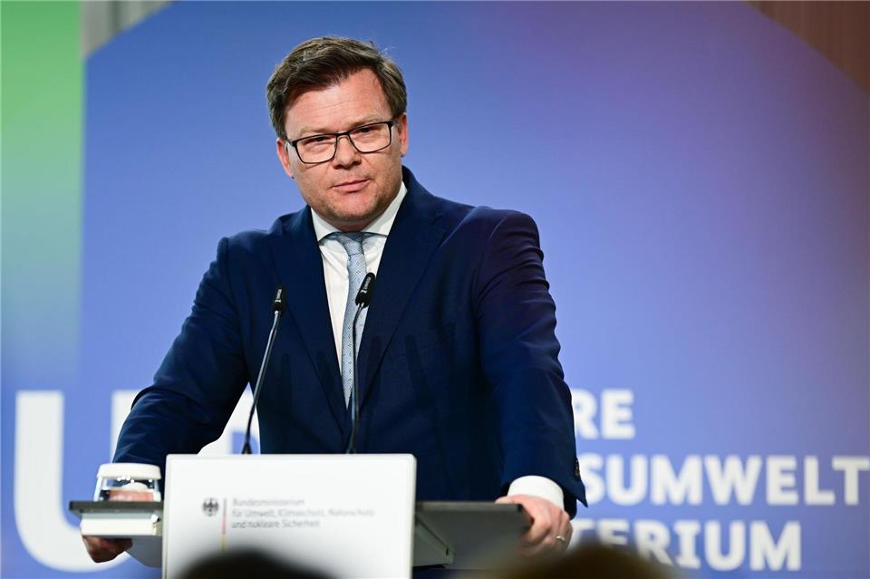 Bundesumweltminister Carsten Schneider (SPD) will sich in Bonn dafür einsetzen, dass die Staatengemeinschaft ihr Tempo beim Ausbau der erneuerbaren Energien erhöht (Archivbild).Sebastian Christoph Gollnow/dpa