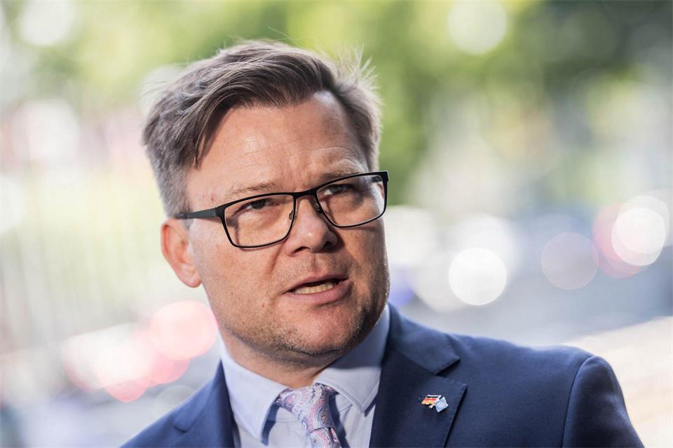 Bundesumweltminister Carsten Schneider mahnt einen anderen Umgang mit Wasser an. (Archivbild)Michael Kappeler/dpa