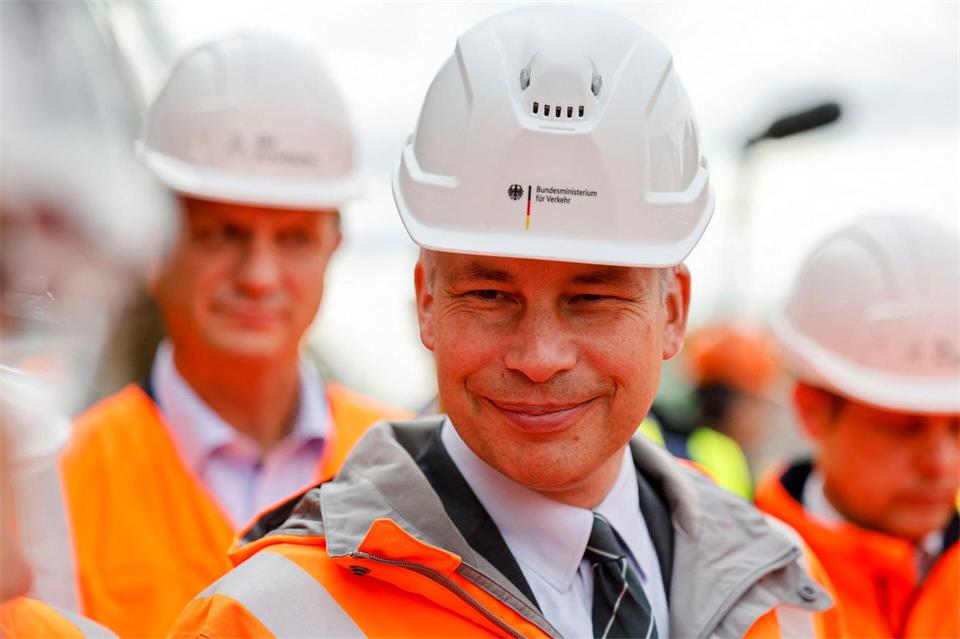 Bundesverkehrsminister Bilger (CDU) will den Neubau der Brücke zügig voranbringen.Thomas Banneyer/dpa