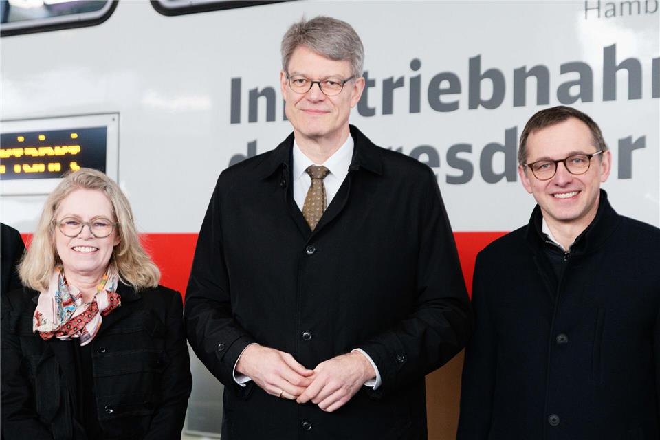 Bundesverkehrsminister Patrick Schnieder (CDU, Mitte) nahm heute an einer Sonderfahrt auf einem neuen Abschnitt der Dresdner Bahn teil. Mit dabei waren auch Berlins Verkehrssenatorin Ute Bonde (CDU) und der Chef der DB-InfraGo, Philipp Nagl. Carsten Koall/dpa