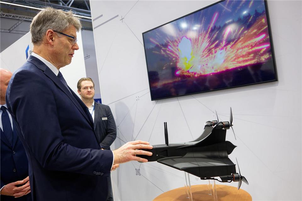 Bundesverkehrsminister Patrick Schnieder (CDU) bei der Messe Xponential am Messestand von Rheinmetall, wo eine Abfangdrohne zu sehen ist. Henning Kaiser/dpa