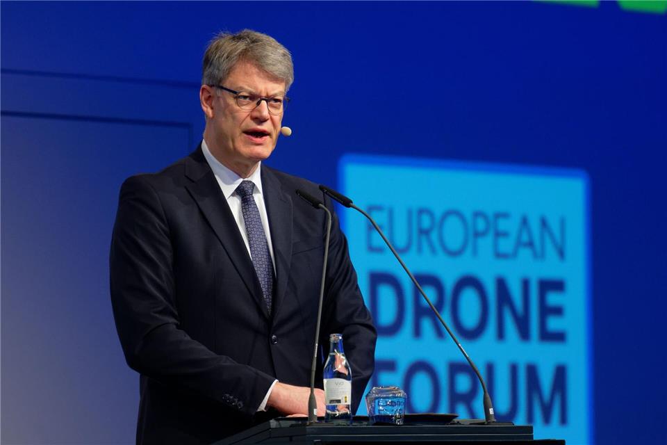 Bundesverkehrsminister Patrick Schnieder (CDU) möchte bald einen Gesetzentwurf zum Drohneneinsatz vorlegen.Henning Kaiser/dpa