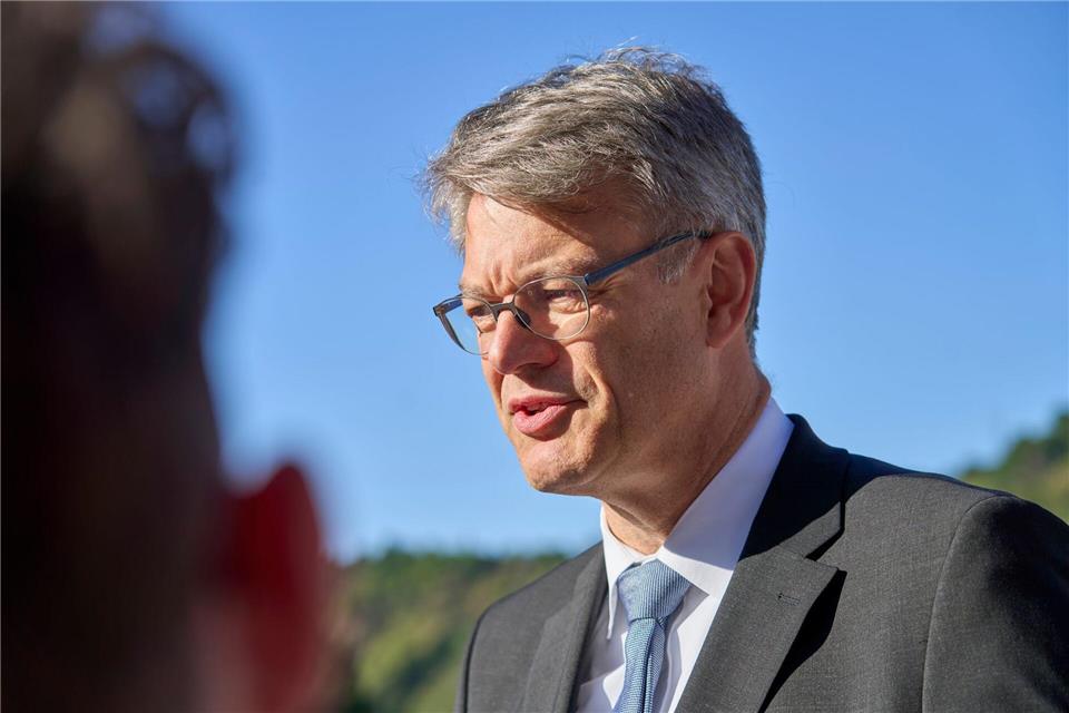 Bundesverkehrsminister Patrick Schnieder  (CDU) schaute sich die defekte Schleuse selbst an.Sascha Ditscher/dpa