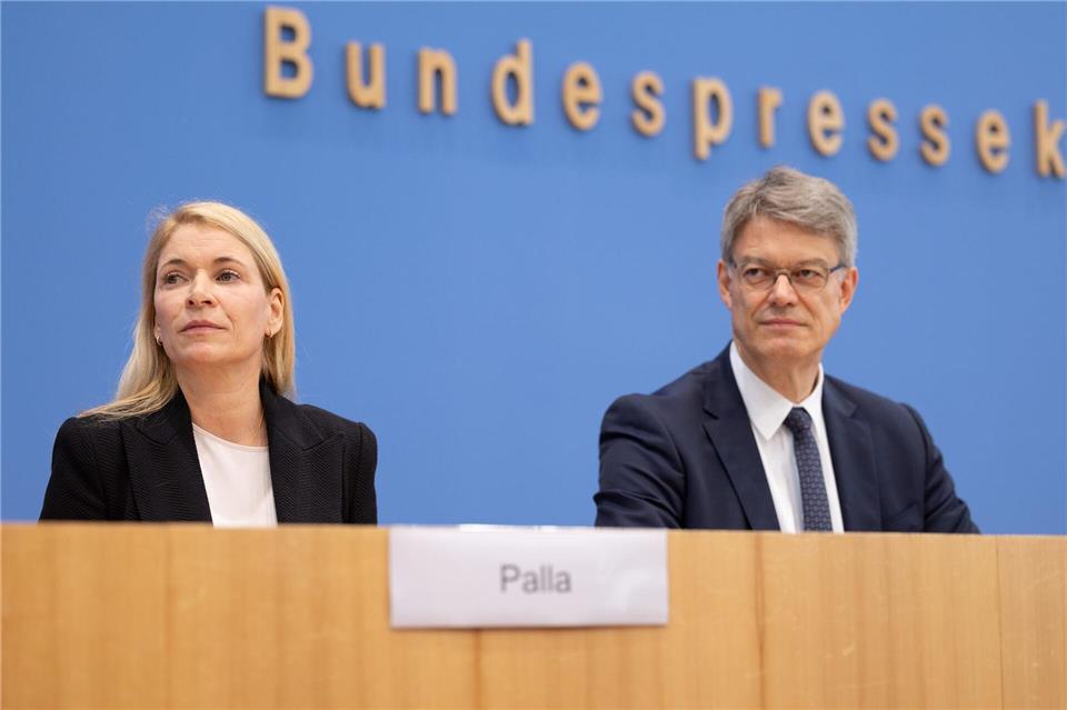Bundesverkehrsminister Patrick Schnieder (CDU) und die designierte neue Bahnchefin Evelyn Palla stellen in Berlin die neue Bahn-Strategie vor.Andreas Gora/dpa