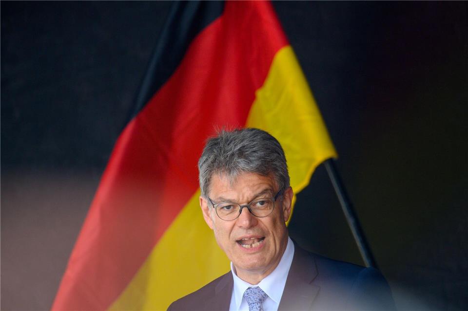 Bundesverkehrsminister Patrick Schnieder (CDU) war auf den Baustellen dabei. Klaus-Dietmar Gabbert/dpa