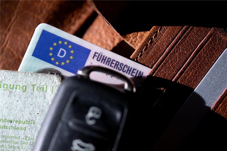 Billigere Führerscheine? Verkehrsminister macht Vorschläge Bundesverkehrsminister Patrick Schnieder hält die Kosten für den Führerschein in Deutschland für zu hoch. (Symbolbild)Sven Hoppe/dpa