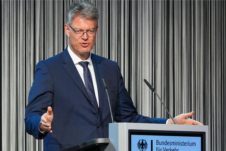Kreise: Evelyn Palla soll neue Bahnchefin werden Bundesverkehrsminister Patrick Schnieder hofft, dass der neue Chef samt neuer Strategie bei der Bahn den Richtungswechsel einleitet. (Archivbild)Soeren Stache/dpa