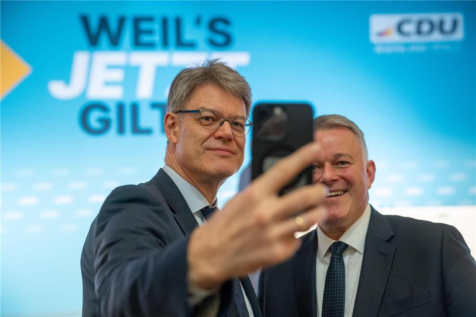 Bundesverkehrsminister Patrick Schnieder (l, CDU) macht beim Landesparteitag der CDU Rheinland-Pfalz ein Selfie mit seinem Bruder Gordon Schnieder, CDU-Spitzenkandidat im Land.Harald Tittel/dpa