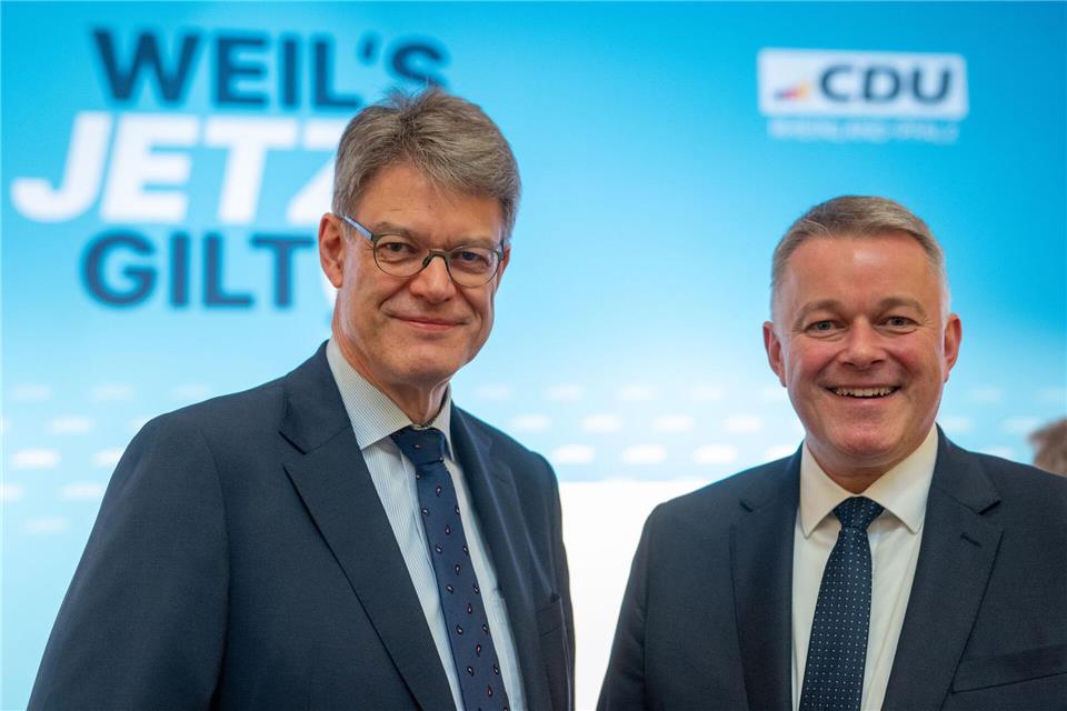 Bundesverkehrsminister Patrick Schnieder (l, CDU) steht beim Landesparteitag der CDU in Rheinland-Pfalz neben seinem Bruder, CDU-Landeschef Gordon Schnieder.Harald Tittel/dpa