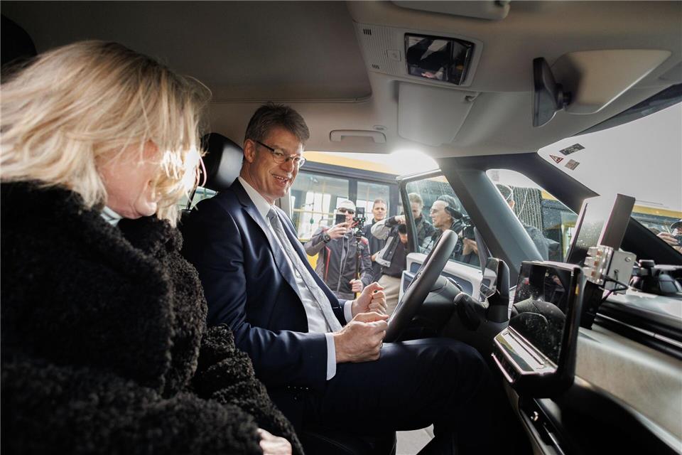 BVG startet größtes Pilotprojekt für autonome Kleinbusse Bundesverkehrsminister Patrick Schnieder und Verkehrssenatorin Ute Bonde (beide CDU, l) sitzen im neuen Shuttle für das autonome Fahren schon mal Probe. Carsten Koall/dpa