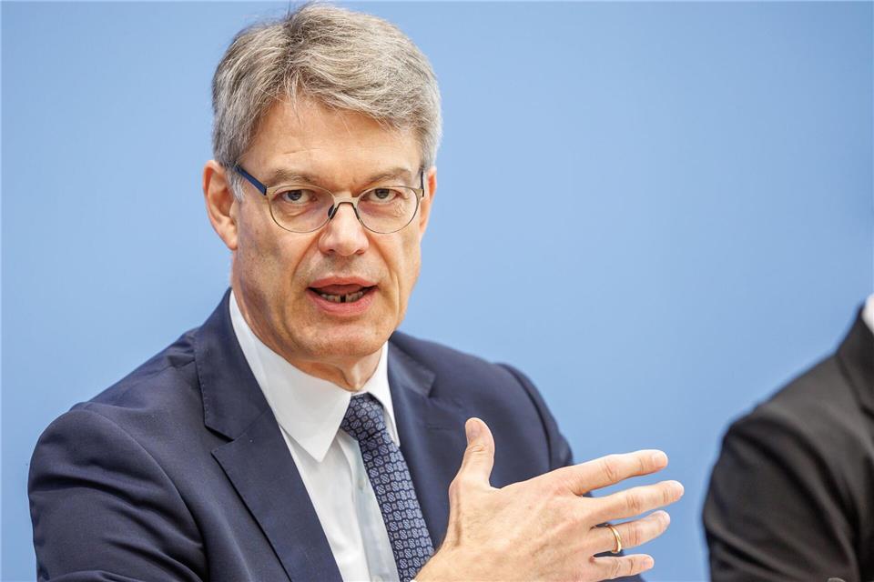 Bundesverkehrsminister Patrick Schnieder von der CDU kommt selbst aus der Eifel und war immer für den Ausbau der A1. (Archivfoto)Andreas Gora/dpa