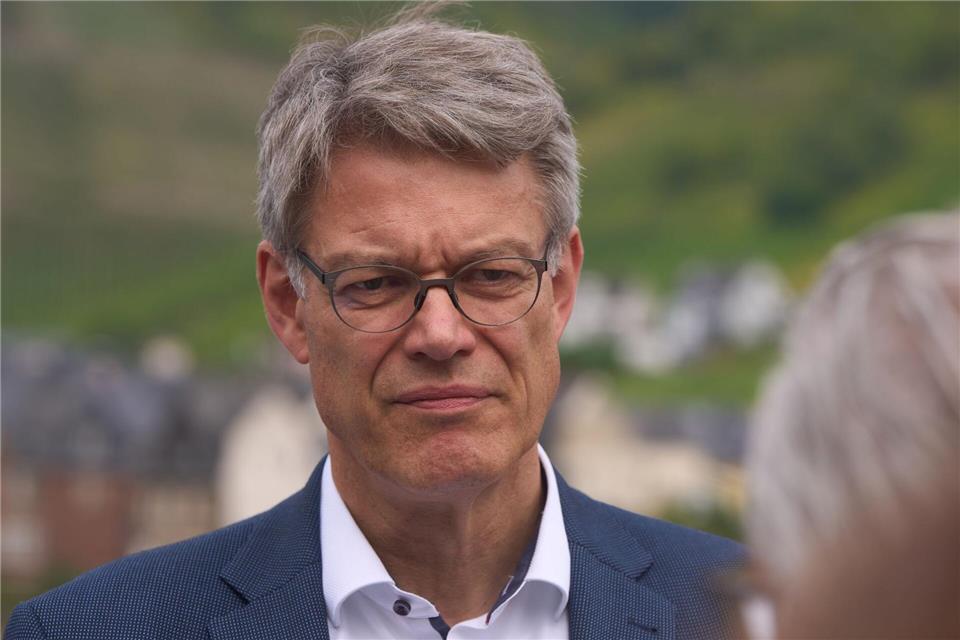 Bundesverkehrsminister Schnieder hält den Lückenschluss an der A1 für die einzige Lösung, um Bewohner von Ortsgemeinden und Städten in der Region zu entlasten. (Archivbild)Thomas Frey/dpa