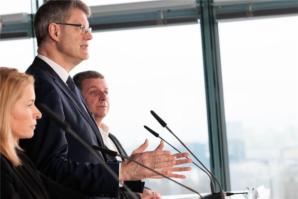 Bundesverkehrsminister Schnieder hat konkrete Maßnahmen für mehr Sicherheit von Bahnbeschäftigten angekündigt.Carsten Koall/dpa